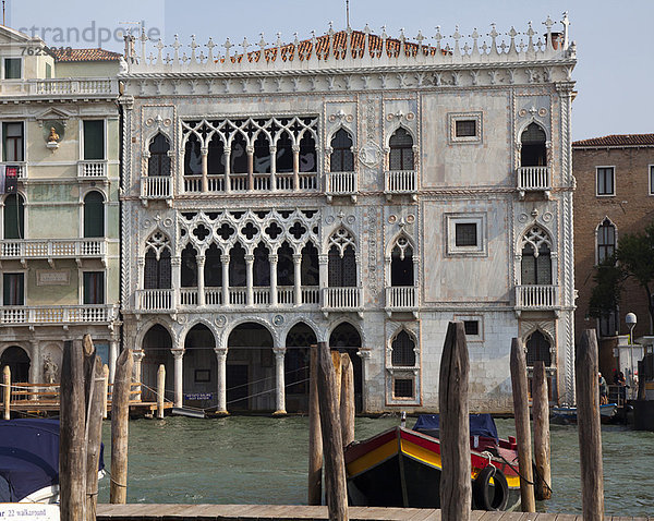 Verziertes Gebäude am Kanal von Venedig