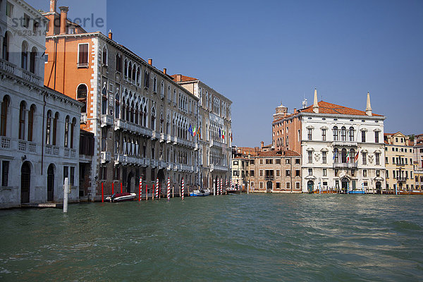 Verzierte Gebäude am Kanal von Venedig