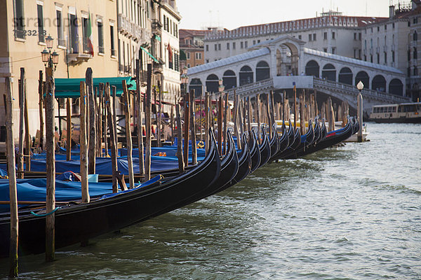 Gondeln am Venedig-Kanal angedockt