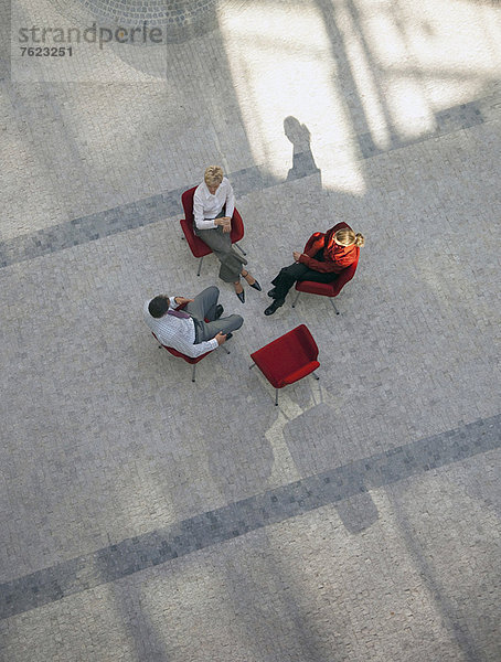 Geschäftsleute sprechen in der Büro-Lobby