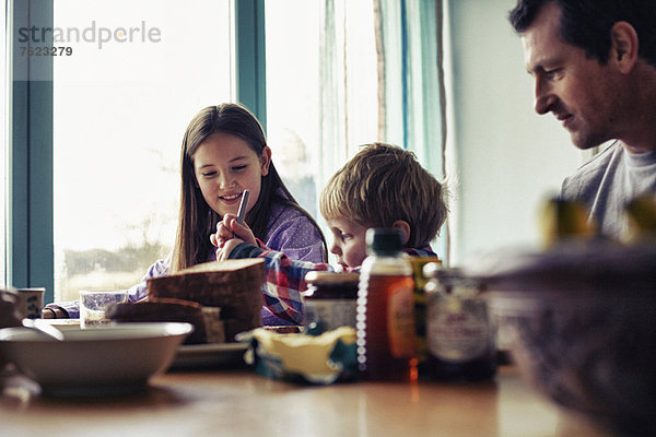 Familie beim gemeinsamen Essen am Tisch