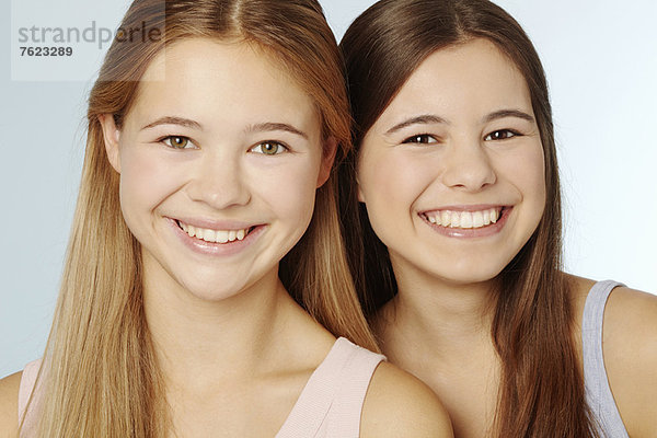 Teenager-Mädchen lächeln zusammen