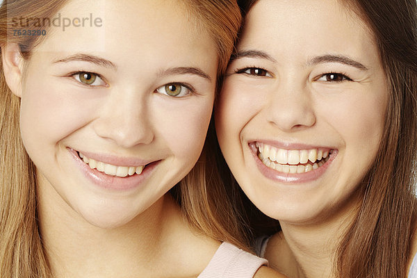 Nahaufnahme der lächelnden Gesichter von Teenagern
