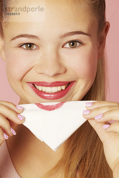 Teenage Girl mit Lippenstift auf Serviette