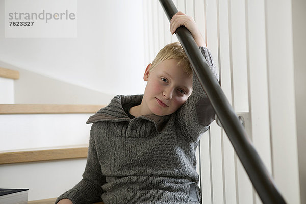 Junge auf der Treppe sitzend