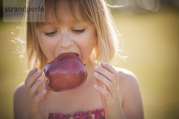 Mädchen essen Apfel im Freien