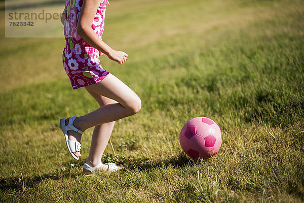 Mädchen beim Fußballspielen im Feld