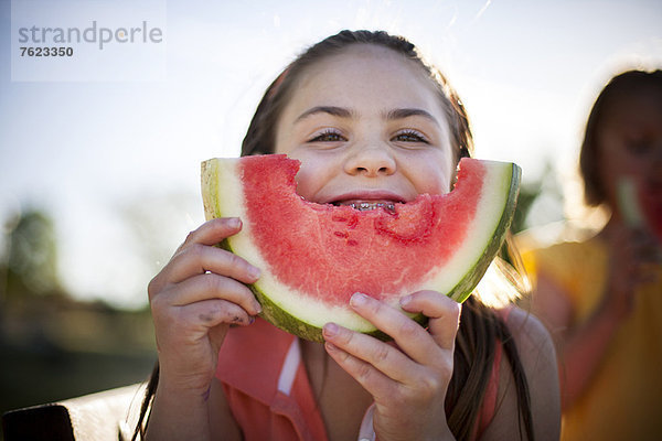 Lächelndes Mädchen isst Wassermelone