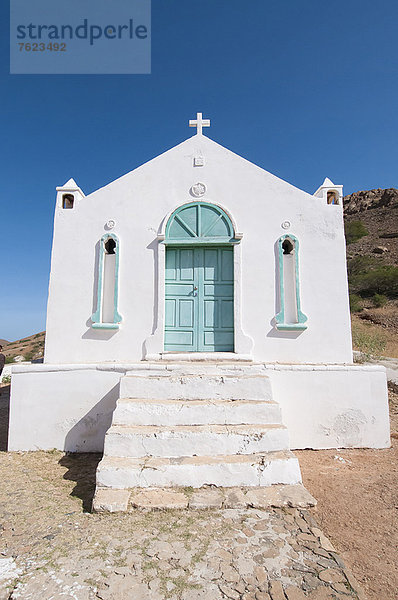 Weiße Kirche in ländlicher Landschaft