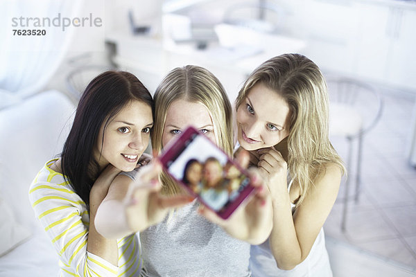 Teenager-Mädchen beim gemeinsamen Fotografieren