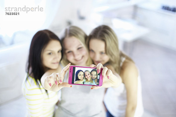 Teenager-Mädchen beim gemeinsamen Fotografieren