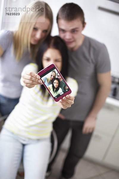 Teenager-Freunde beim gemeinsamen Fotografieren