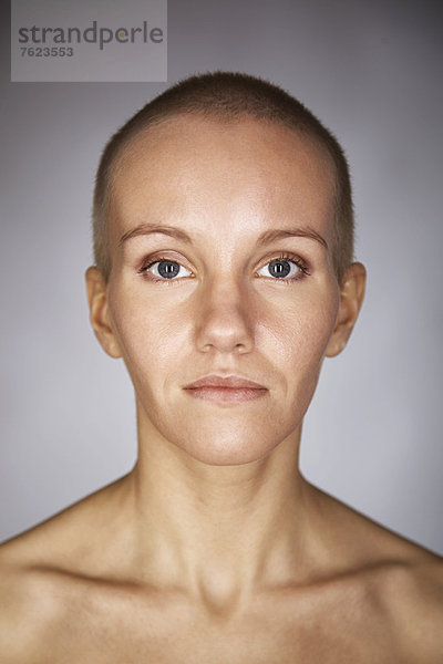 Nackte Frau mit rasiertem Kopf