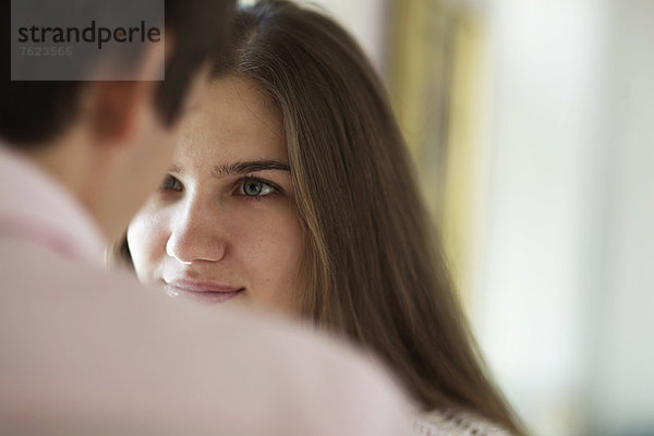 Paar schaut sich in die Augen