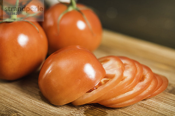 Nahaufnahme von ganzen und geschnittenen Tomaten