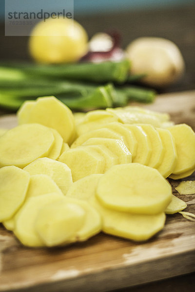 Nahaufnahme der geschnittenen Kartoffeln an Bord