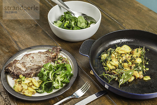 Fleisch  Gemüse und Kartoffeln auf dem Tisch