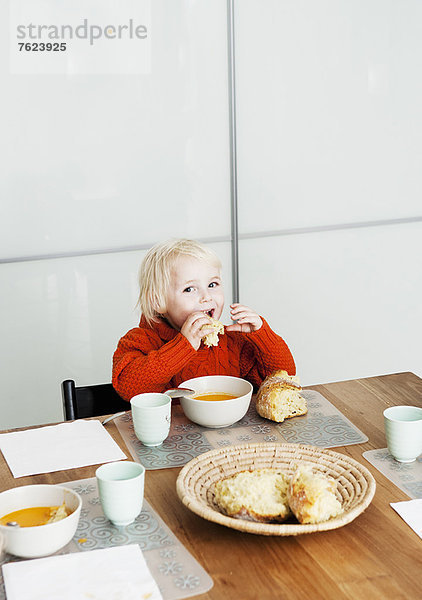 Junge beim Mittagessen am Tisch