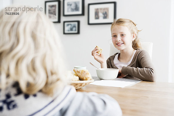 Mädchen beim gemeinsamen Mittagessen am Tisch