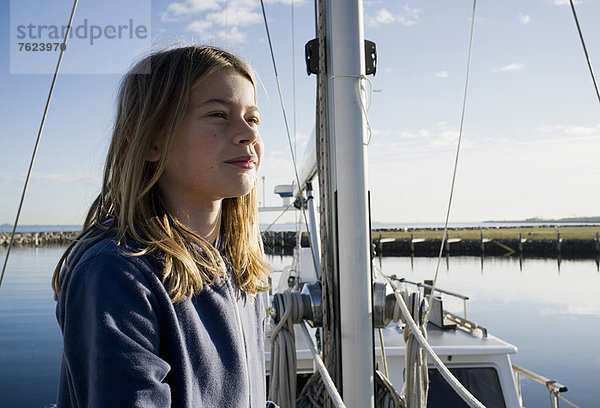 Mädchen steht auf dem Boot im Hafen