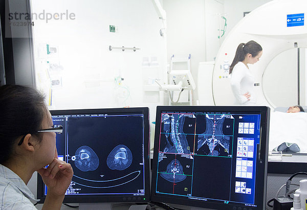 Krankenschwester untersucht Röntgenbilder im Krankenhaus