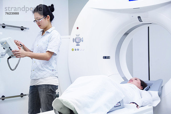 Techniker mit Patient im CT-Scanner