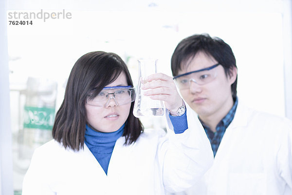 Wissenschaftler untersuchen Flüssigkeit im Labor