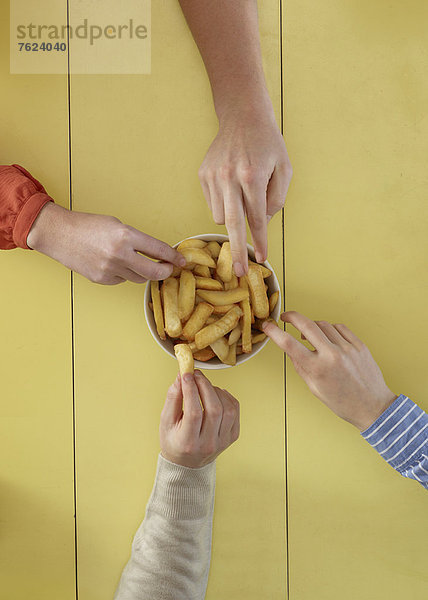Overhead-Ansicht von Personen  die Pommes frites teilen