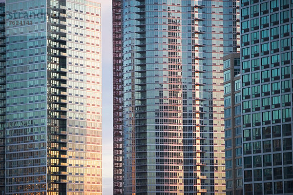 Fenster von städtischen Wolkenkratzern