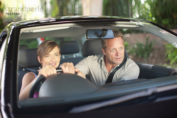 Vater unterrichtet Teenagertochter beim Fahren