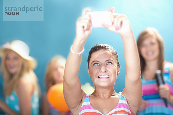 Mädchen beim Fotografieren mit dem Handy