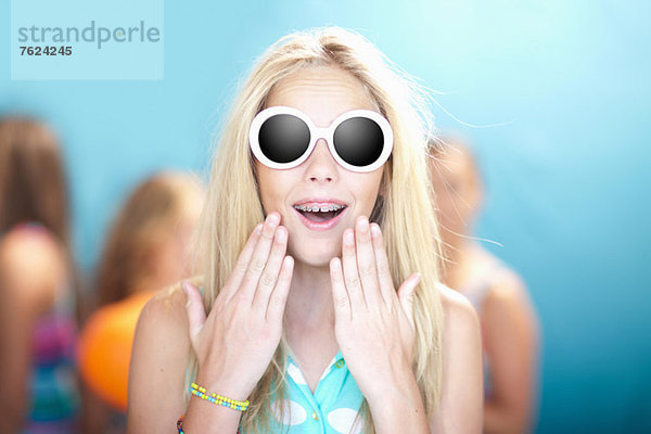 Teenager Mädchen in Sonnenbrille keuchend