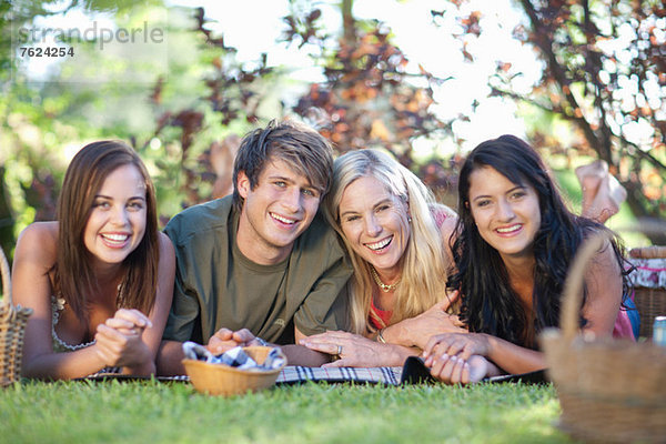 Familie beim gemeinsamen Picknick