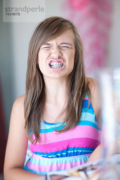 Teenagermädchen zeigt ihre Zahnspange