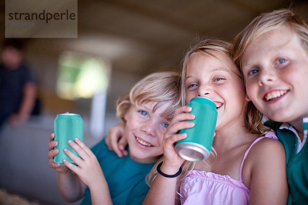 Kinder trinken Soda in der Garage