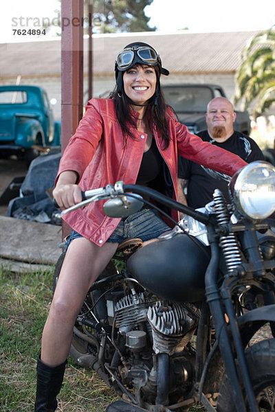 Frau auf dem Motorrad sitzend