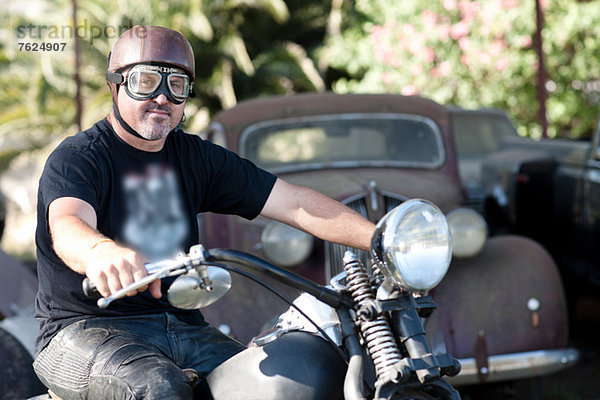 Mann mit Vintage-Brille auf dem Motorrad