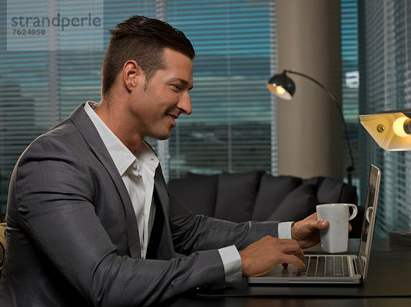 Geschäftsmann bei einer Tasse Kaffee am Schreibtisch