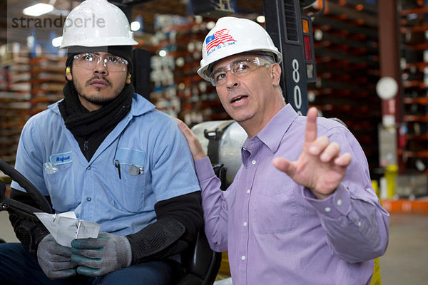 Arbeiter und Kaufmann im Metallwerk