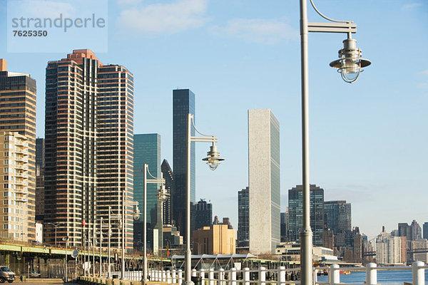 Straßenbeleuchtung und New Yorker Skyline