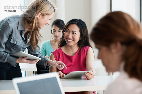 Geschäftsfrauen im Gespräch im Büro