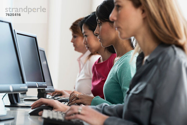 Geschäftsfrauen  die am Computer arbeiten