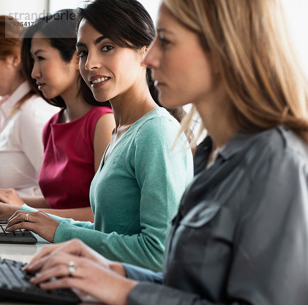 Geschäftsfrauen  die am Computer arbeiten