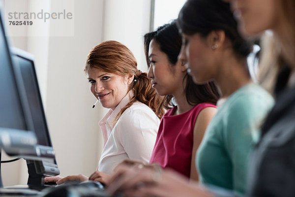 Geschäftsfrauen  die am Computer arbeiten