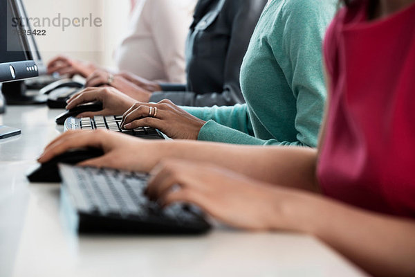 Geschäftsfrauen  die am Computer arbeiten