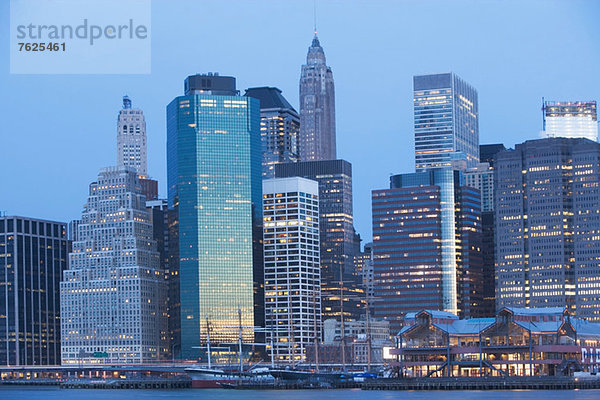 Die Skyline von New York City leuchtet nachts.