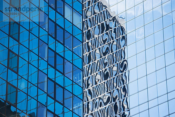 Urbaner Wolkenkratzer spiegelt sich in den Fenstern wider