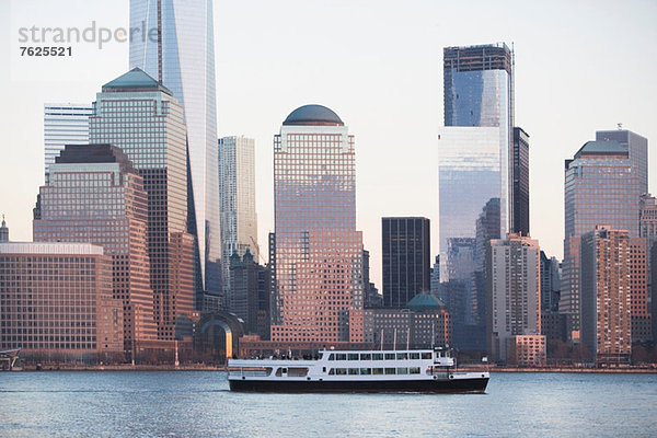Kreuzfahrtschiff bei der Skyline von New York City