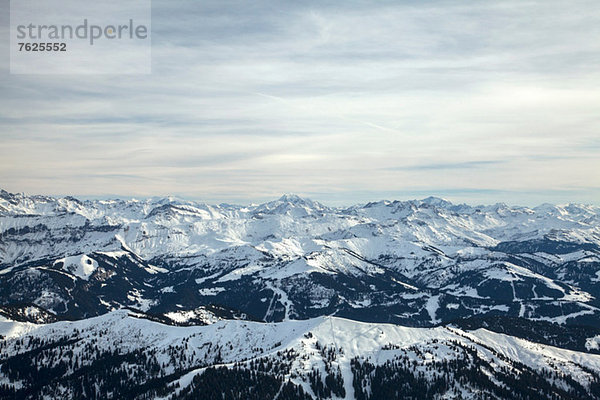 Luftaufnahme der verschneiten Berge