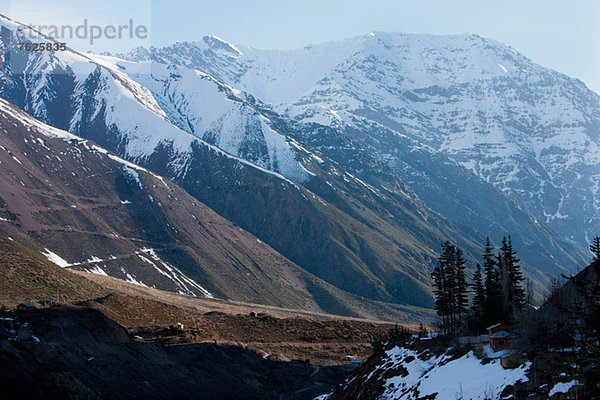 Luftaufnahme des verschneiten Bergtals